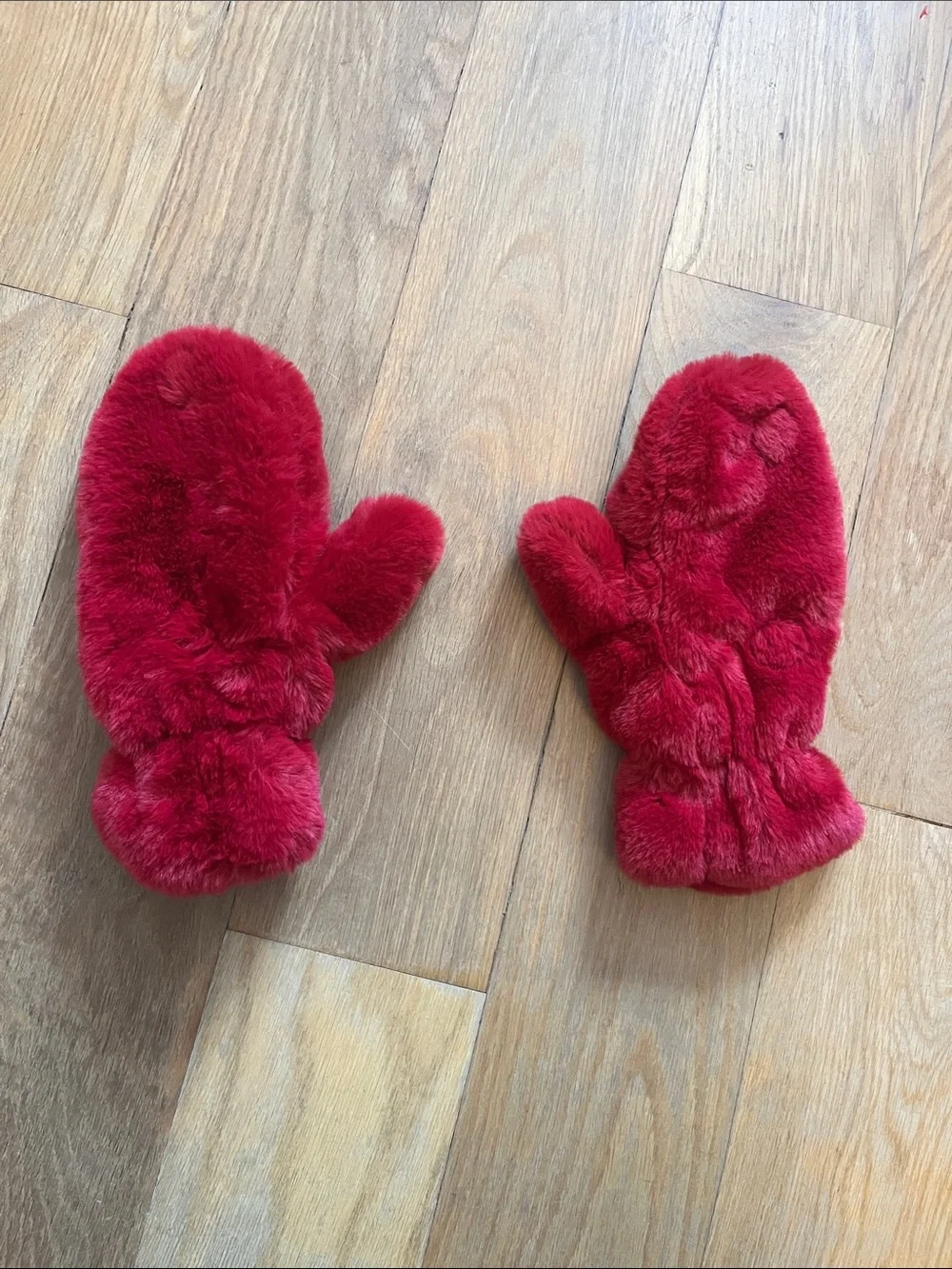 Apparis Coco fluffy mittens in fuschia